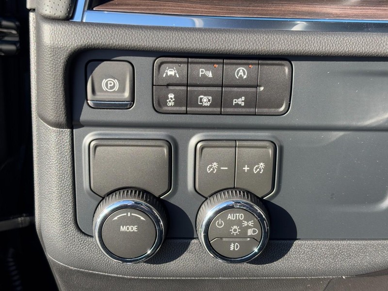 Chevrolet Suburban Vehicle Image 13