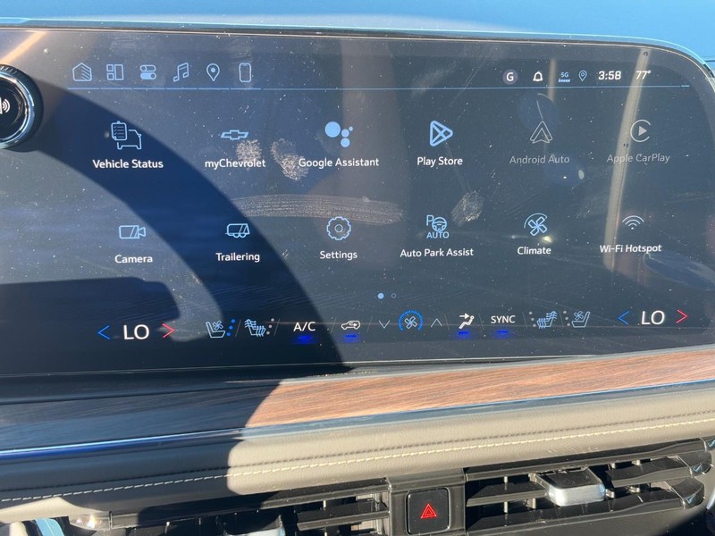 Chevrolet Suburban Vehicle Image 17