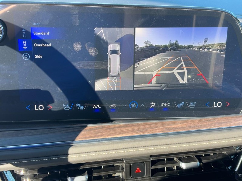 Chevrolet Suburban Vehicle Image 18