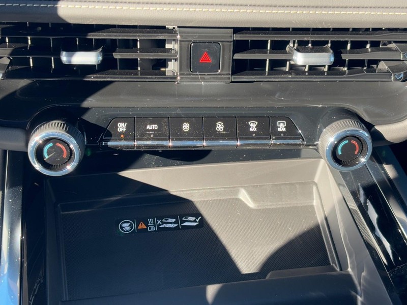 Chevrolet Suburban Vehicle Image 20