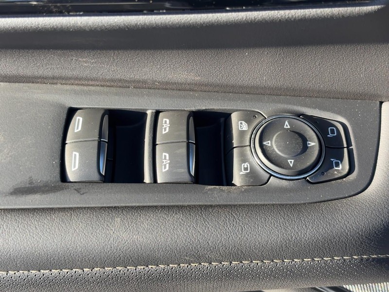 Chevrolet Suburban Vehicle Image 21