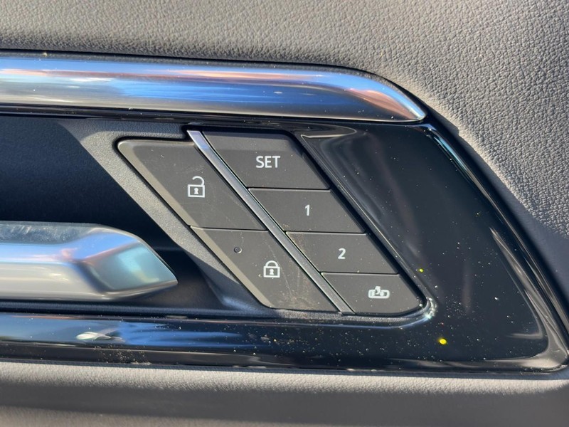 Chevrolet Suburban Vehicle Image 22