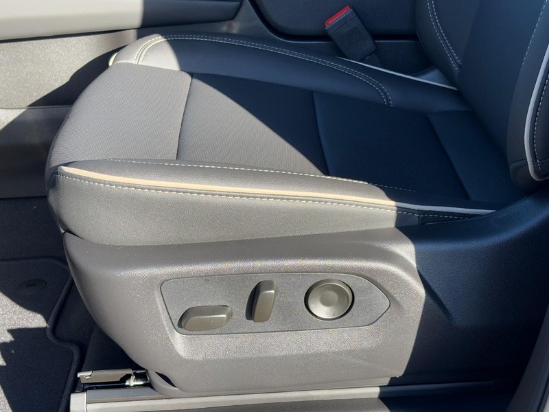 Chevrolet Suburban Vehicle Image 23