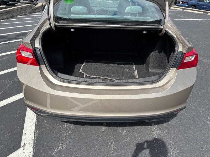 Chevrolet Malibu Vehicle Image 04