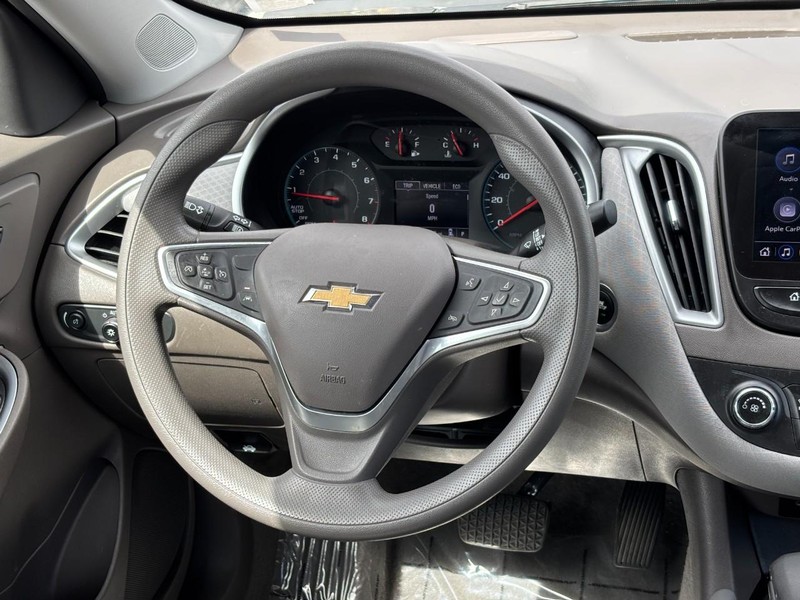 Chevrolet Malibu Vehicle Image 12