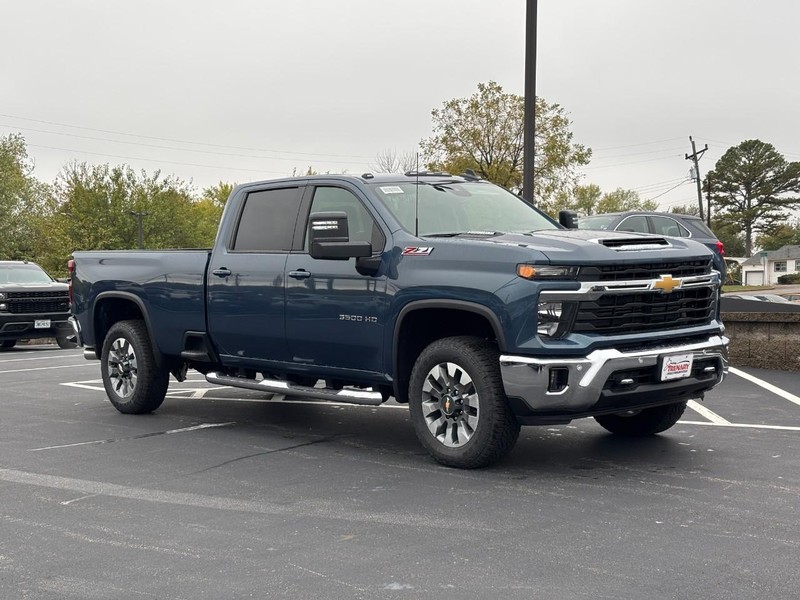 Chevrolet Silverado 3500HD Vehicle Image 02