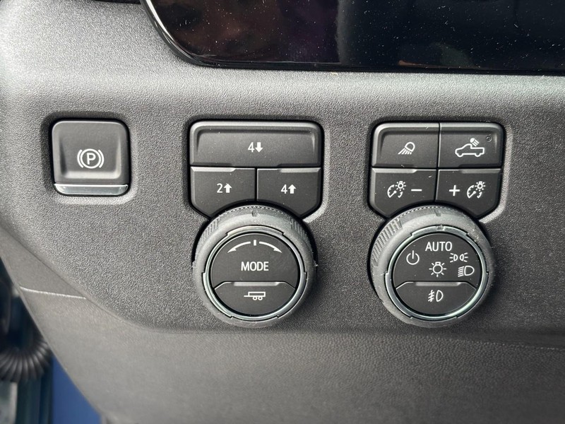 Chevrolet Silverado 3500HD Vehicle Image 12