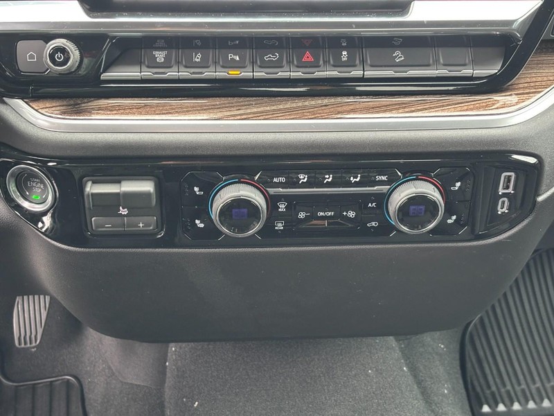 Chevrolet Silverado 3500HD Vehicle Image 19