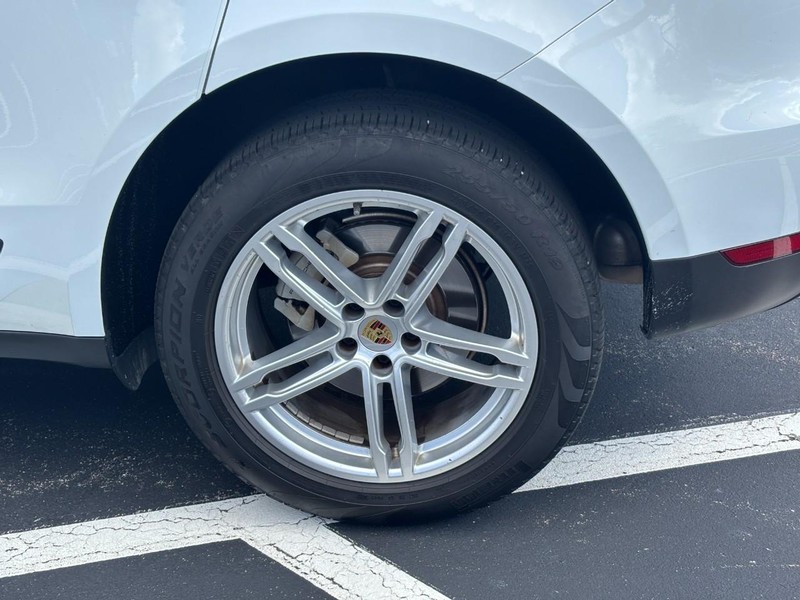 Porsche Macan Vehicle Image 07