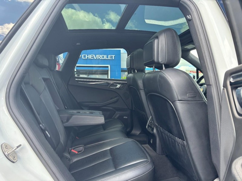 Porsche Macan Vehicle Image 10