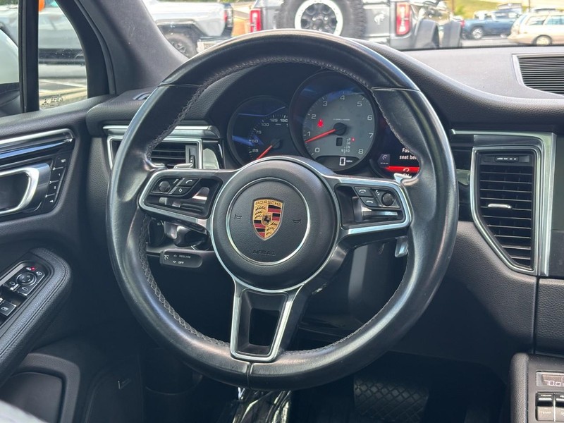 Porsche Macan Vehicle Image 12