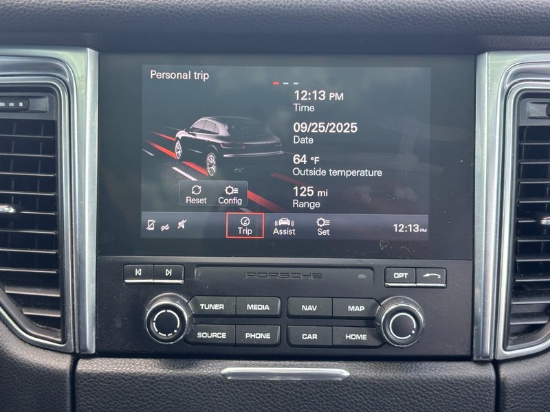 Porsche Macan Vehicle Image 13