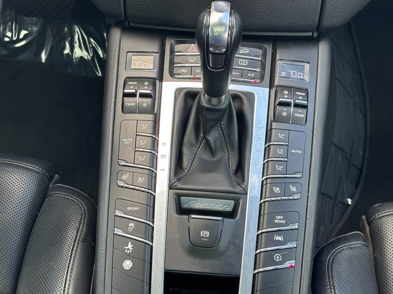 Porsche Macan Vehicle Image 14