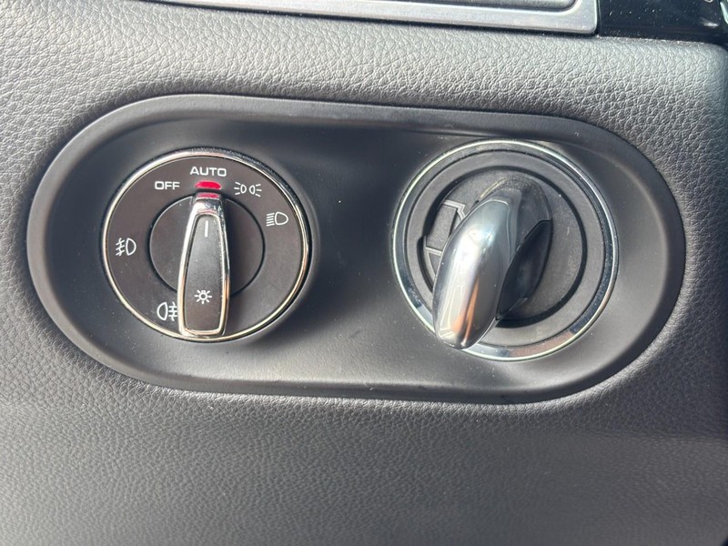 Porsche Macan Vehicle Image 16