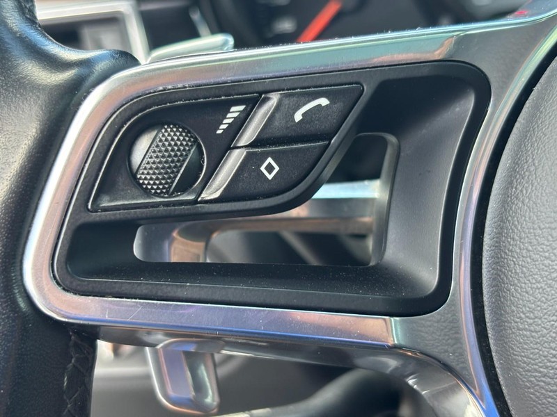 Porsche Macan Vehicle Image 17