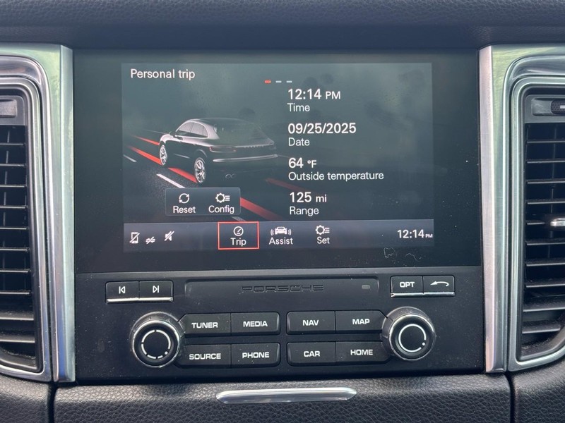 Porsche Macan Vehicle Image 20