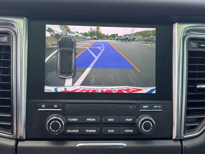 Porsche Macan Vehicle Image 21