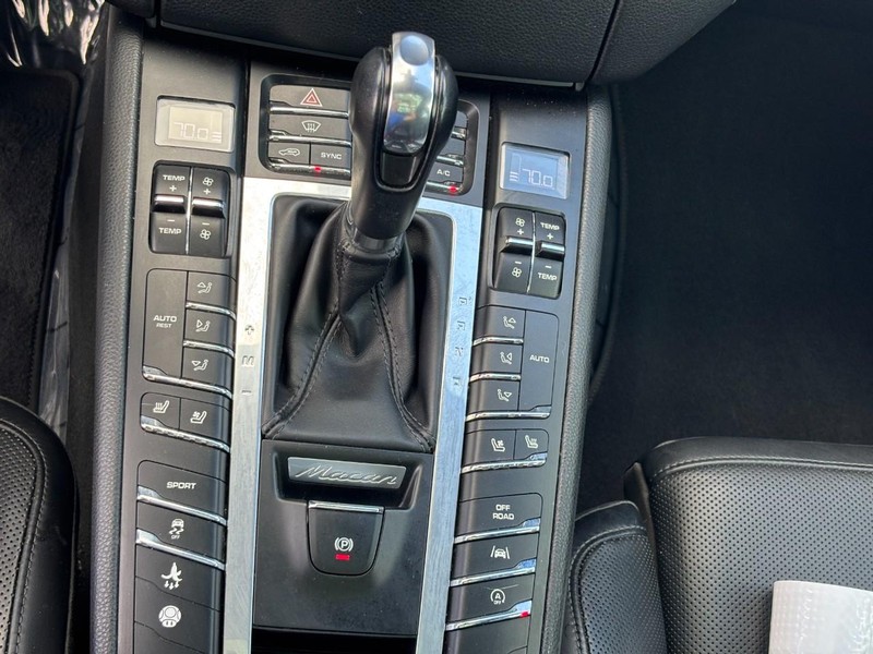 Porsche Macan Vehicle Image 22