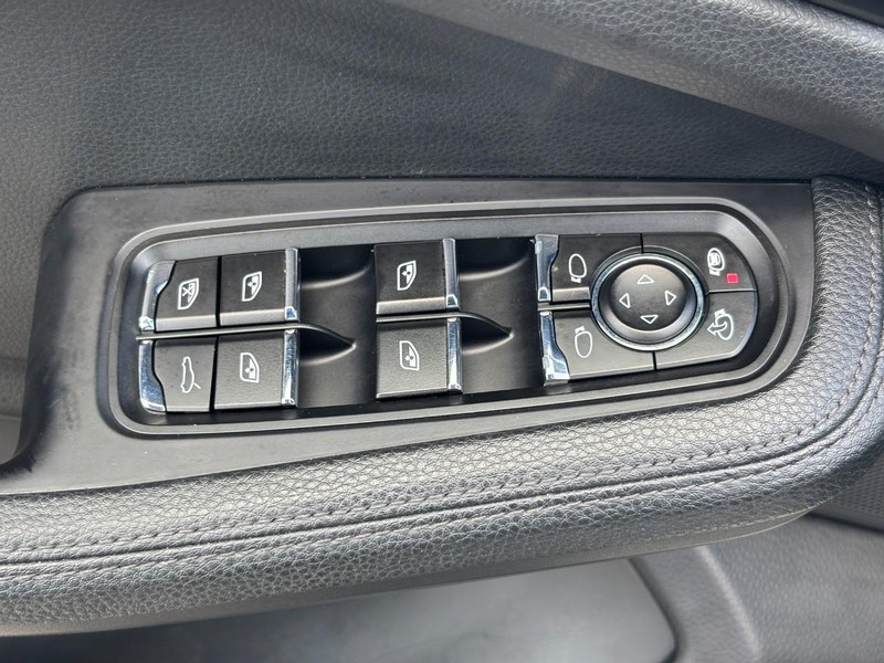 Porsche Macan Vehicle Image 23