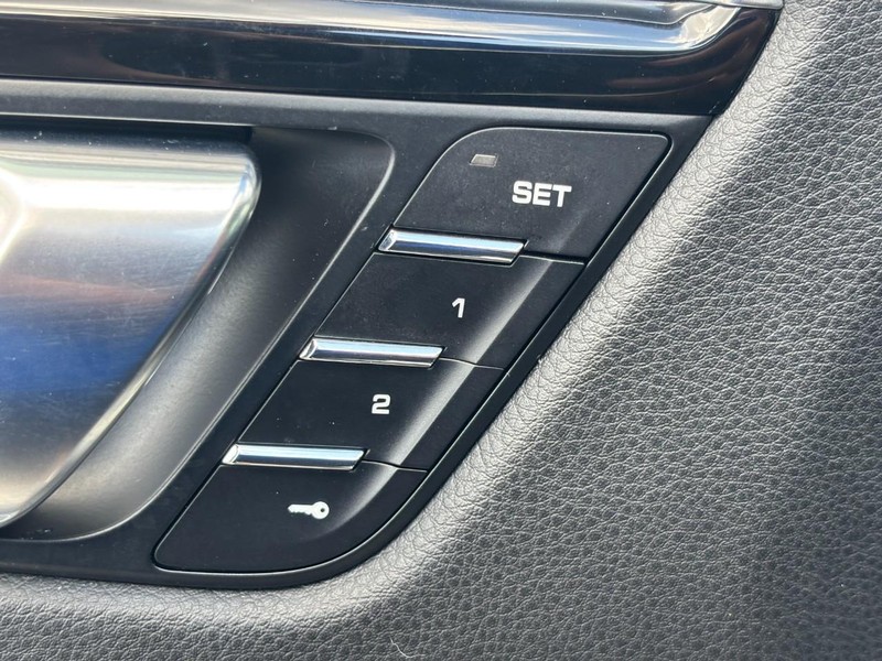 Porsche Macan Vehicle Image 24