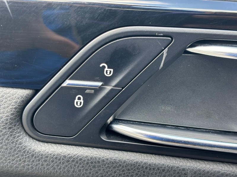 Porsche Macan Vehicle Image 25