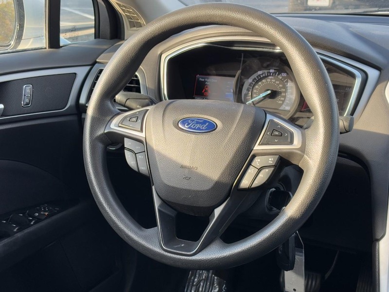 Ford Fusion Vehicle Image 12