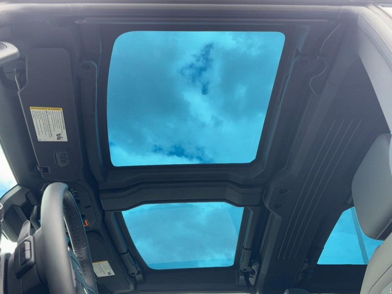 GMC HUMMER EV SUV Vehicle Image 17