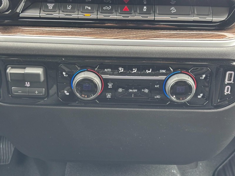 Chevrolet Silverado 3500HD Vehicle Image 10