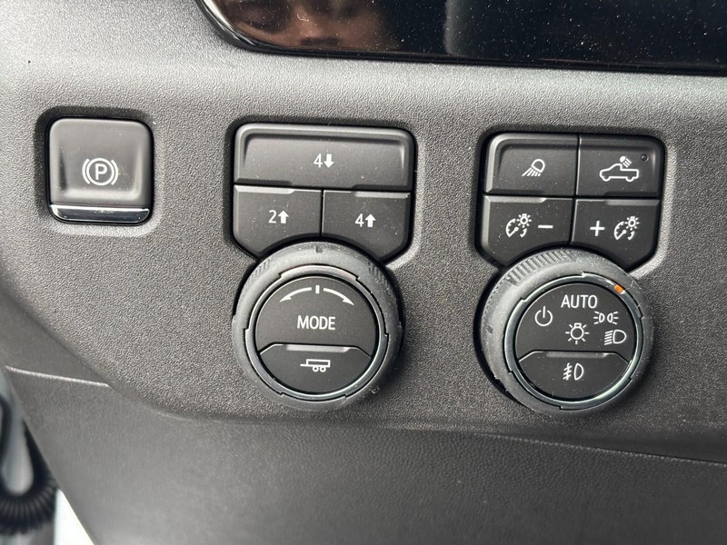 Chevrolet Silverado 3500HD Vehicle Image 12