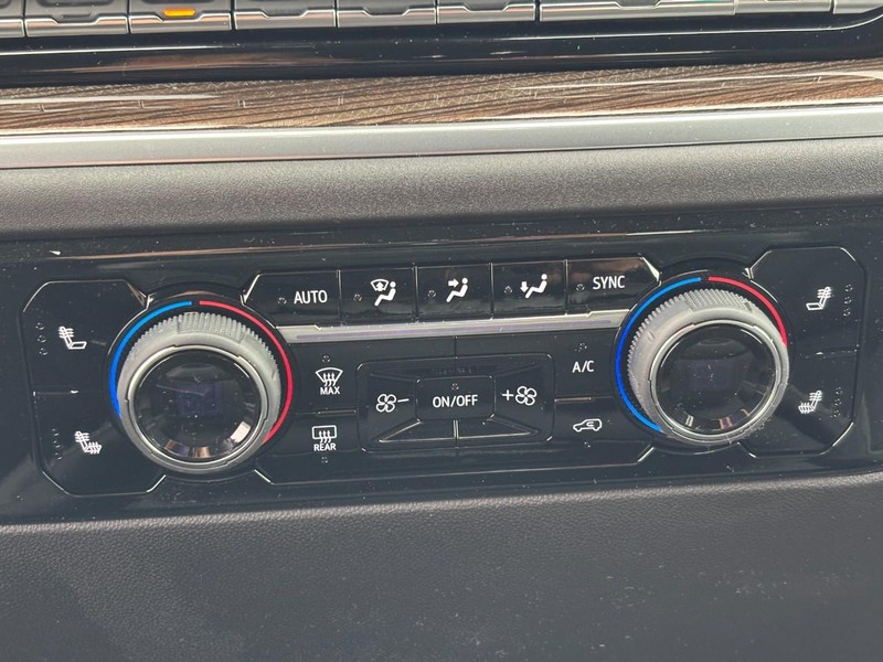 Chevrolet Silverado 3500HD Vehicle Image 19