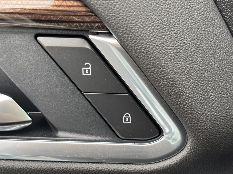 Chevrolet Silverado 3500HD Vehicle Image 21