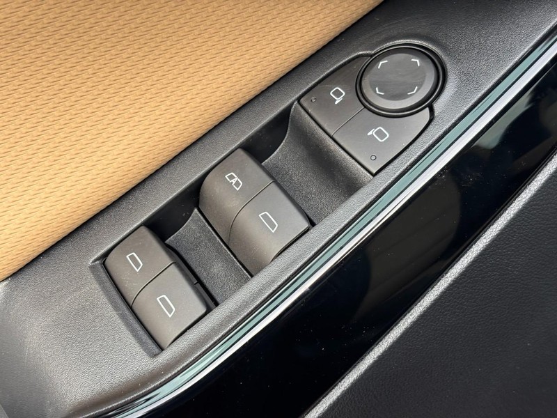 Chevrolet Equinox Vehicle Image 19