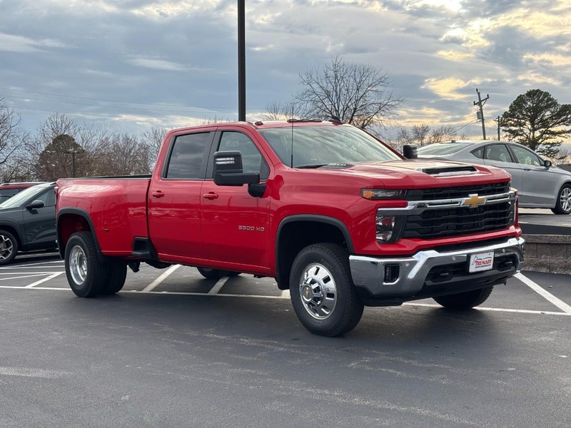 Chevrolet Silverado 3500HD Vehicle Image 02