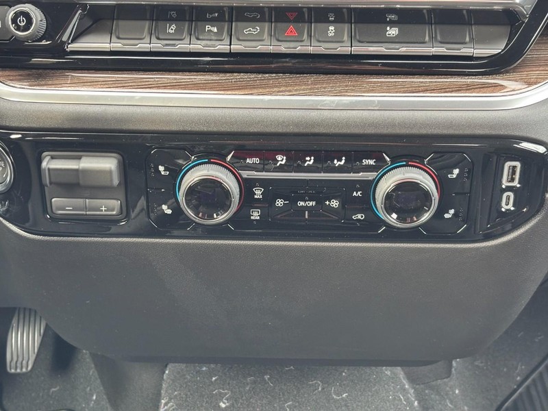 Chevrolet Silverado 3500HD Vehicle Image 10