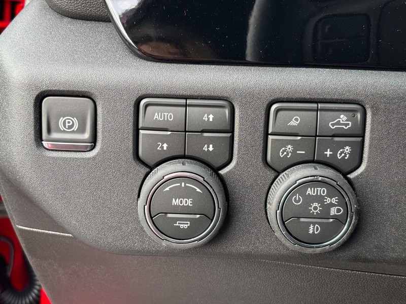 Chevrolet Silverado 3500HD Vehicle Image 12