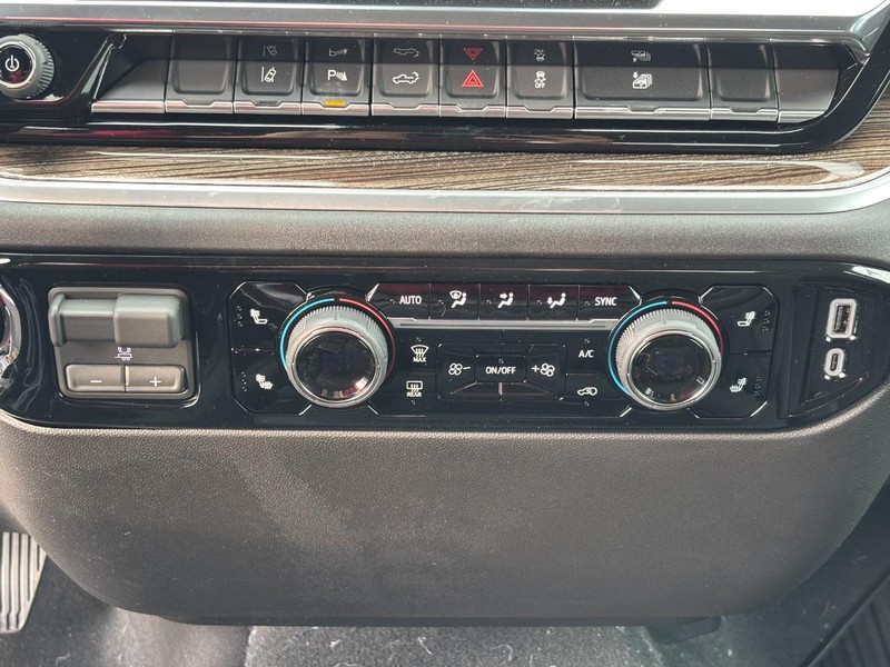 Chevrolet Silverado 3500HD Vehicle Image 19