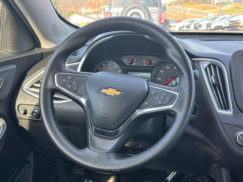 Chevrolet Malibu Vehicle Full-screen Gallery Image 12