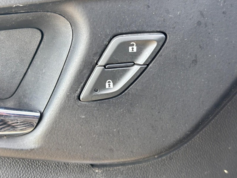 Chevrolet Malibu Vehicle Full-screen Gallery Image 24