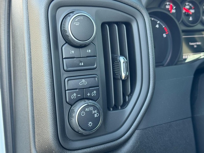 Chevrolet Silverado 2500HD Vehicle Image 11