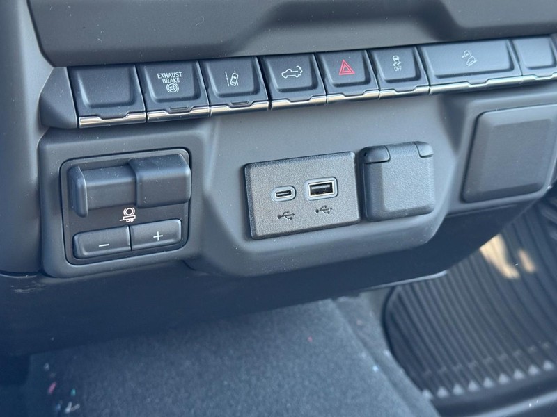 Chevrolet Silverado 2500HD Vehicle Image 14