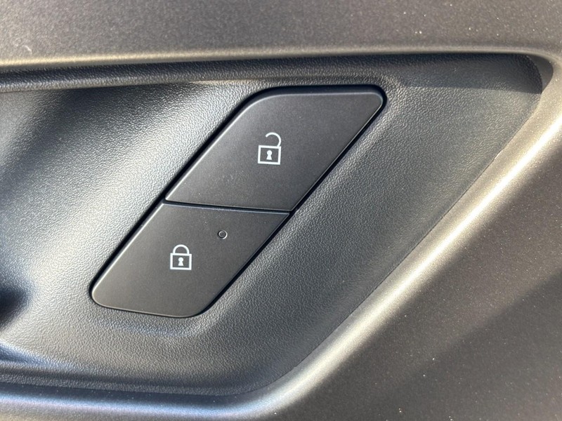 Chevrolet Equinox EV Vehicle Image 21