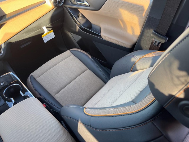 Chevrolet Equinox Vehicle Image 11