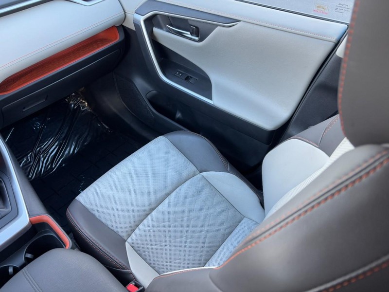 Toyota RAV4 Vehicle Image 15