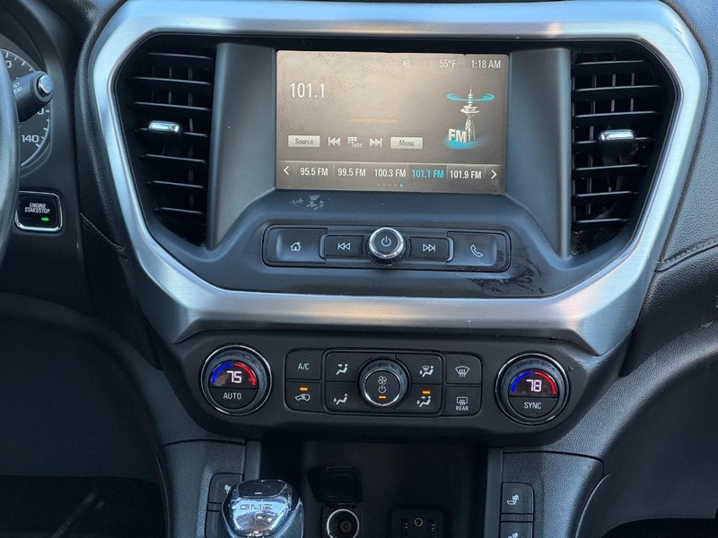 GMC Acadia Vehicle Image 13