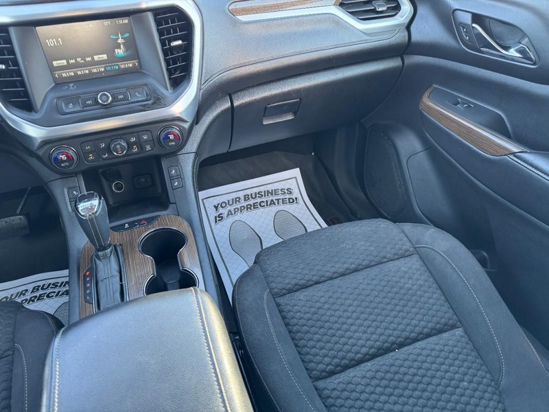 GMC Acadia Vehicle Image 15