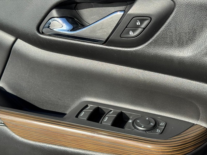 GMC Acadia Vehicle Image 24