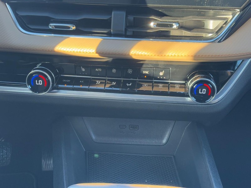 Chevrolet Equinox Vehicle Image 10