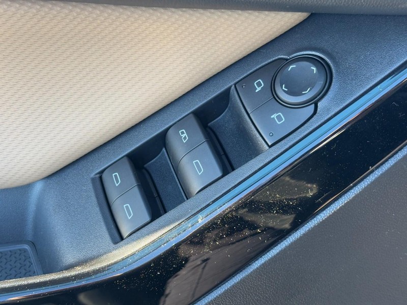 Chevrolet Equinox Vehicle Image 18