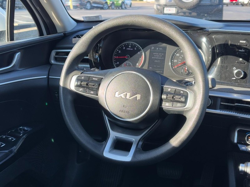 Kia K5 Vehicle Image 12