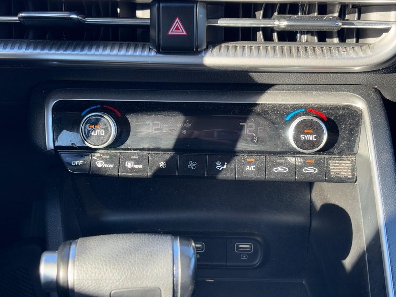 Kia K5 Vehicle Image 14